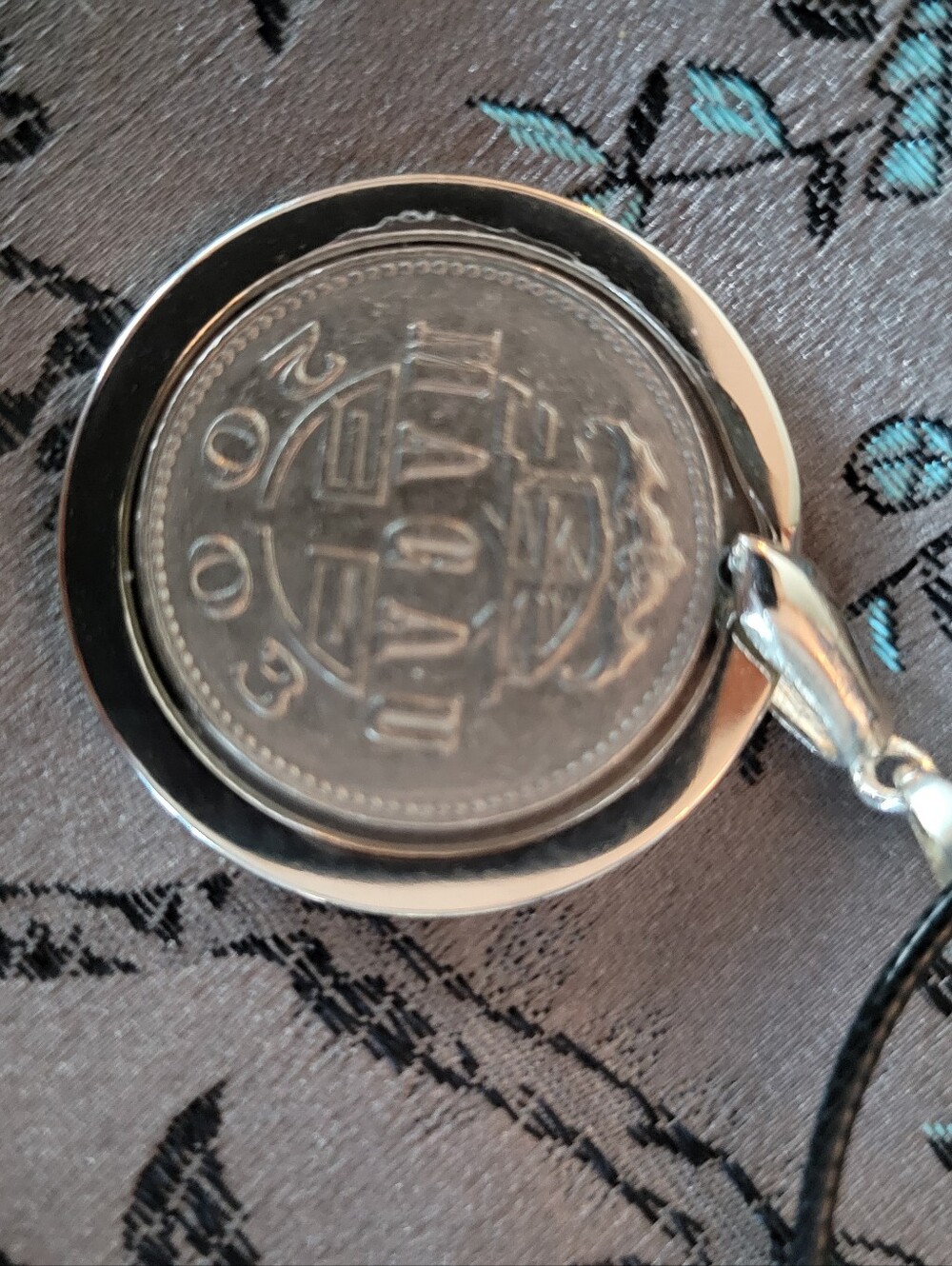 2003 Macau 1 Pataca Coin Pendant, Handcrafted Vintage Coin Resin Necklace - Picture 9 of 13